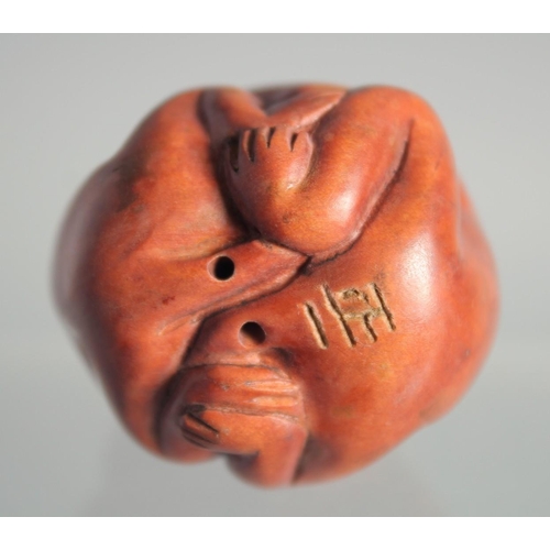 121 - A JAPANESE BOXWOOD NETSUKE OF MONKEYS.