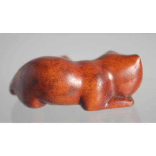 126 - A JAPANESE BOXWOOD NETSUKE OF A CAT and kitten.