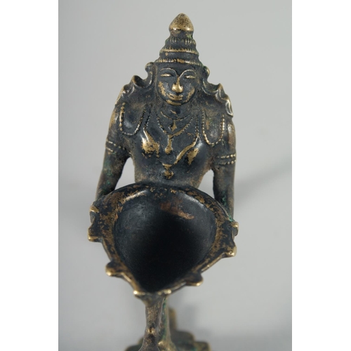 311 - AN 18TH CENTURY INDIAN OIL LAMP, 11cm long.