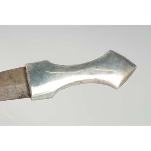 315 - A FINE EARLY 20TH CENTURY IRAQI NIELLO AND GOLD INLAID SILVER DAGGER, 35cm long.