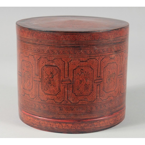 346 - A FINE 19TH CENTURY BURMESE LACQUERED PAPIER MACHE CYLINDRICAL BOX, 17cm high, 19cm diameter.