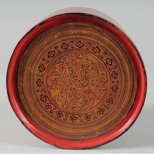 346 - A FINE 19TH CENTURY BURMESE LACQUERED PAPIER MACHE CYLINDRICAL BOX, 17cm high, 19cm diameter.