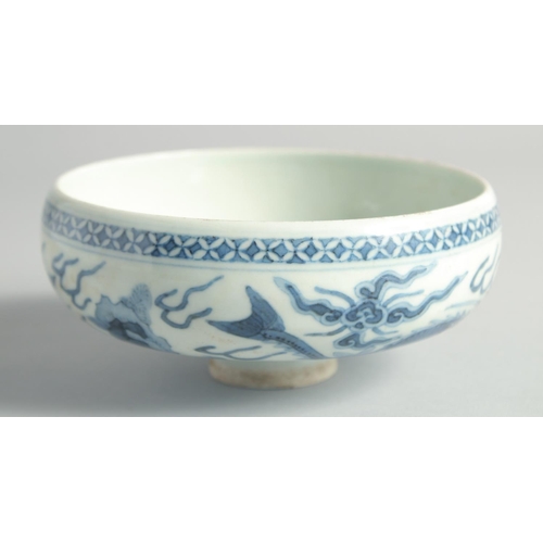 36 - AN UNUSUAL CHINESE BLUE AND WHITE PORCELAIN PEDESTAL BOWL, the exterior painted with dragon-like bea... 