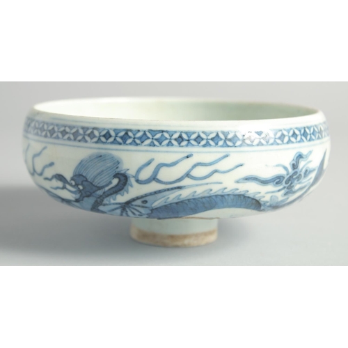 36 - AN UNUSUAL CHINESE BLUE AND WHITE PORCELAIN PEDESTAL BOWL, the exterior painted with dragon-like bea... 