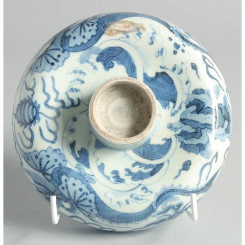 36 - AN UNUSUAL CHINESE BLUE AND WHITE PORCELAIN PEDESTAL BOWL, the exterior painted with dragon-like bea... 