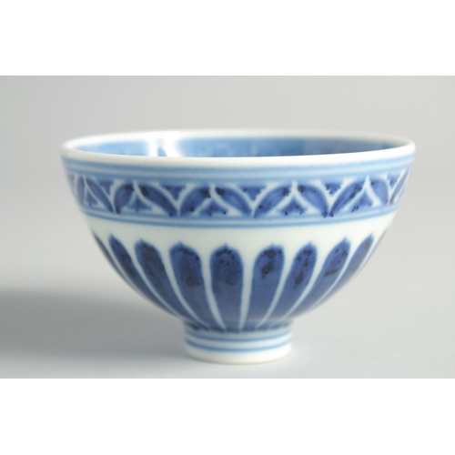 59 - A SMALL CHINESE BLUE AND WHITE PORCELAIN BOWL, 9cm diameter.