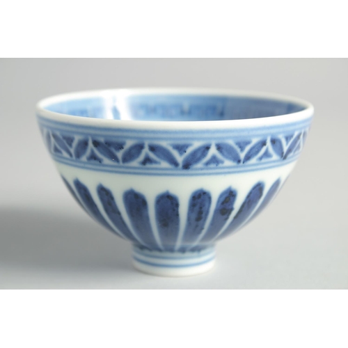 59 - A SMALL CHINESE BLUE AND WHITE PORCELAIN BOWL, 9cm diameter.