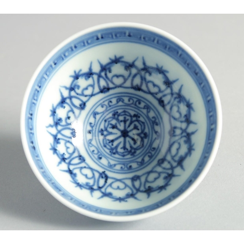 59 - A SMALL CHINESE BLUE AND WHITE PORCELAIN BOWL, 9cm diameter.