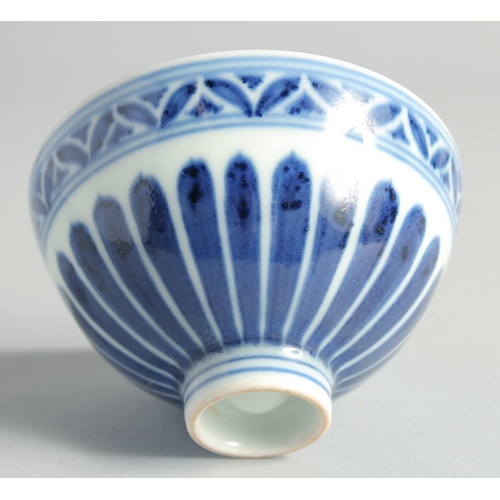 59 - A SMALL CHINESE BLUE AND WHITE PORCELAIN BOWL, 9cm diameter.