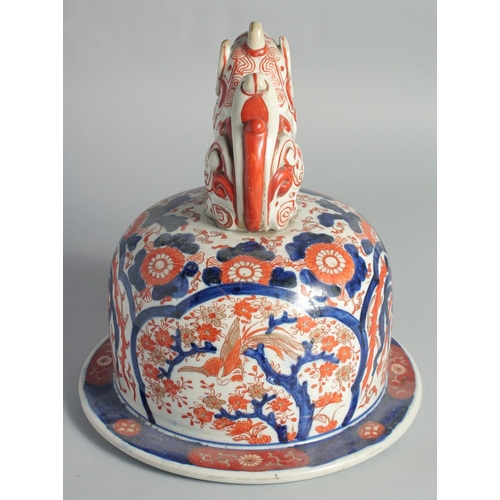 76 - A LARGE JAPANESE IMARI PORCELAIN COVER, with moulded lion dog finial.