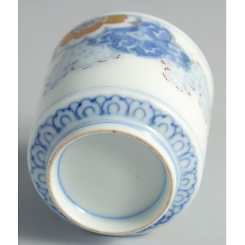 99 - A JAPANESE BLUE AND WHITE PORCELAIN CUP, decorated with foliate motifs and gilt highlights, 6.5cm hi... 