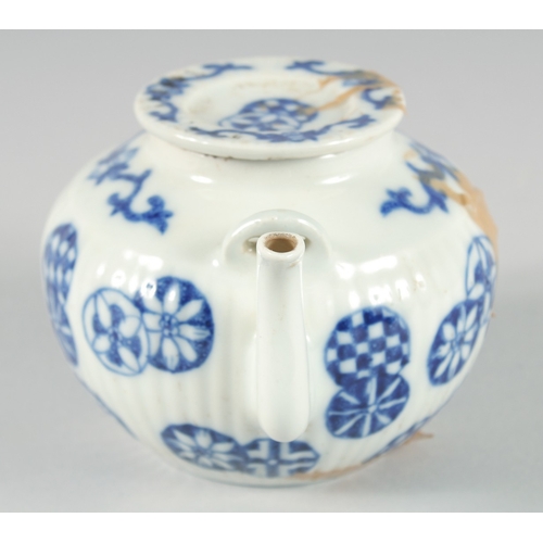 46 - AN EARLY 20TH CENTURY BLUE AND WHITE PORCELAIN TEAPOT.