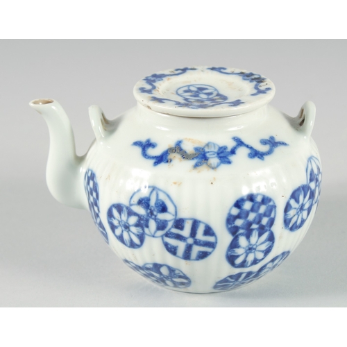 46 - AN EARLY 20TH CENTURY BLUE AND WHITE PORCELAIN TEAPOT.