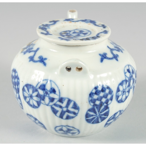 46 - AN EARLY 20TH CENTURY BLUE AND WHITE PORCELAIN TEAPOT.