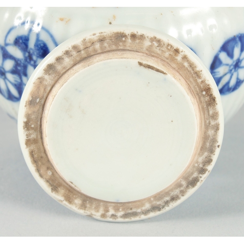 46 - AN EARLY 20TH CENTURY BLUE AND WHITE PORCELAIN TEAPOT.