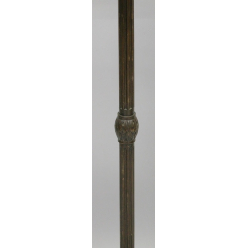 1006 - A GOOD TALL GEORGIAN MAHOGANY MUSIC STAND with shaped platform, on a slender fluted support with tri... 