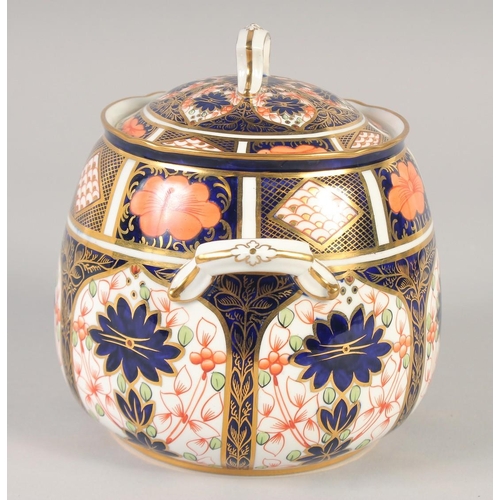 1113 - A ROYAL CROWN DERBY LARGE TWO HANDLED COVERED JAR painted in pattern 1128, date mark 1925.