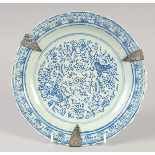 1149 - A CHINESE BLUE AND WHITE PORCELAIN DISH. 23cm diameter.