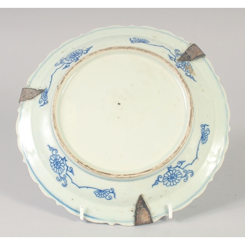 1149 - A CHINESE BLUE AND WHITE PORCELAIN DISH. 23cm diameter.