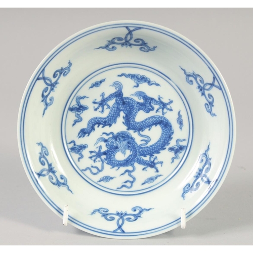 1150 - A CHINESE BLUE AND WHITE DRAGON DISH. 16.5cm diameter.