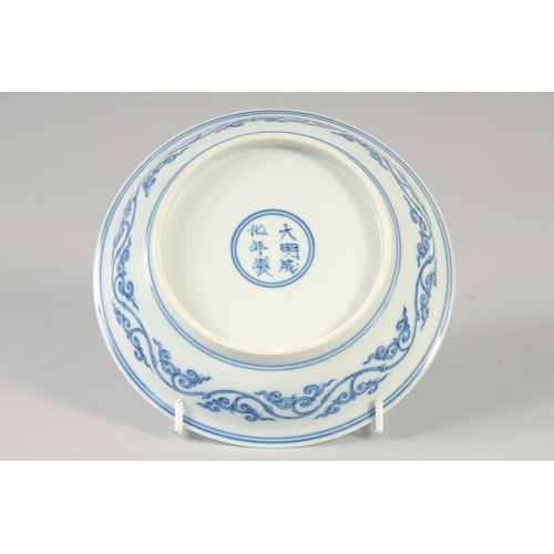 1150 - A CHINESE BLUE AND WHITE DRAGON DISH. 16.5cm diameter.