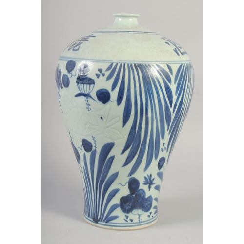 1170 - A LARGE CHINESE BLUE AND WHITE MEIPING VASE. 16ins high.