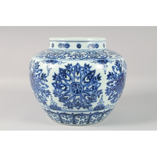 1181 - A VERY LARGE CHINESE BLUE AND WHITE PORCELAIN JAR, decorated with floral motifs. 29cm high.