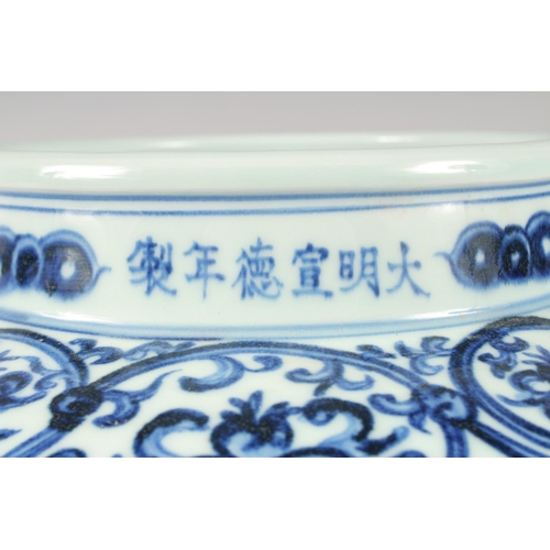 1181 - A VERY LARGE CHINESE BLUE AND WHITE PORCELAIN JAR, decorated with floral motifs. 29cm high.