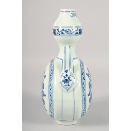 1182 - A CHINESE BLUE AND WHITE PORCELAIN TWIN HANDLE MOON FLASK, with yin yang symbol and character mark. ... 