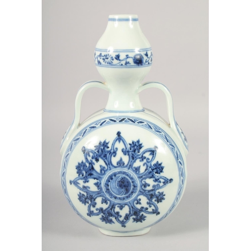 1182 - A CHINESE BLUE AND WHITE PORCELAIN TWIN HANDLE MOON FLASK, with yin yang symbol and character mark. ... 