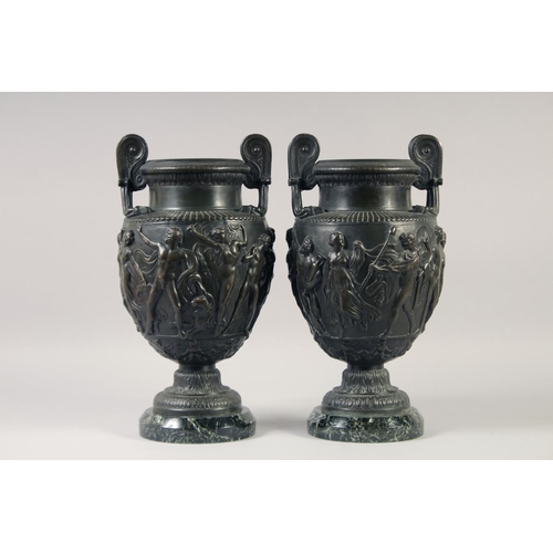 1232 - A VERY GOOD PAIR OF CLASSICAL SKIMMED BRONZE TWO HANDLED URNS with a band of classical figures, on a... 