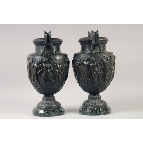 1232 - A VERY GOOD PAIR OF CLASSICAL SKIMMED BRONZE TWO HANDLED URNS with a band of classical figures, on a... 