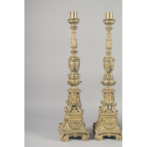 1242 - A GOOD SET OF FOUR 18TH CENTURY VENETIAN GILT BRONZE ALTER STYLE CANDLESTICKS with a cylindrical sco... 