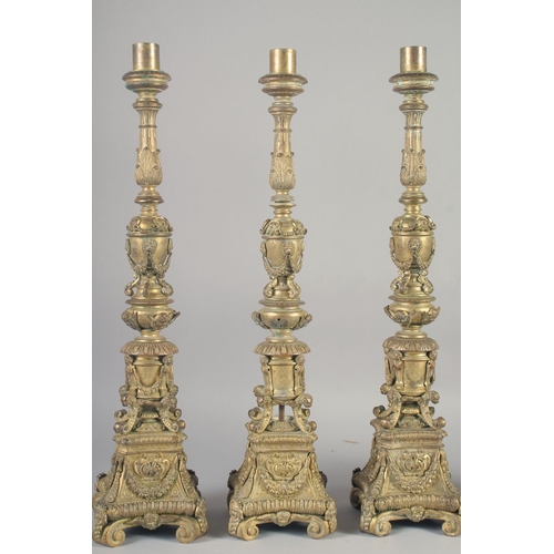 1242 - A GOOD SET OF FOUR 18TH CENTURY VENETIAN GILT BRONZE ALTER STYLE CANDLESTICKS with a cylindrical sco... 