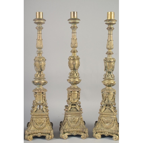 1242 - A GOOD SET OF FOUR 18TH CENTURY VENETIAN GILT BRONZE ALTER STYLE CANDLESTICKS with a cylindrical sco... 