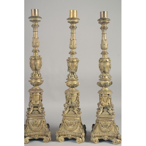 1242 - A GOOD SET OF FOUR 18TH CENTURY VENETIAN GILT BRONZE ALTER STYLE CANDLESTICKS with a cylindrical sco... 