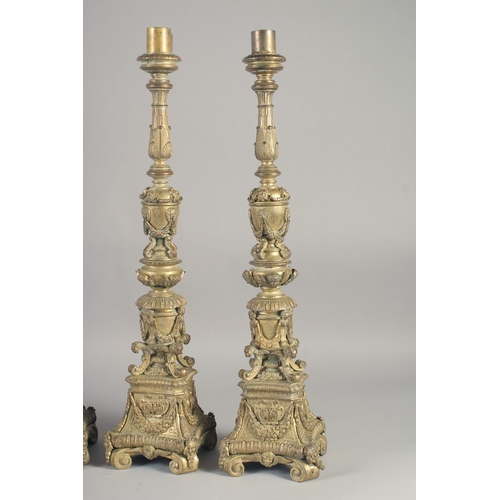 1242 - A GOOD SET OF FOUR 18TH CENTURY VENETIAN GILT BRONZE ALTER STYLE CANDLESTICKS with a cylindrical sco... 