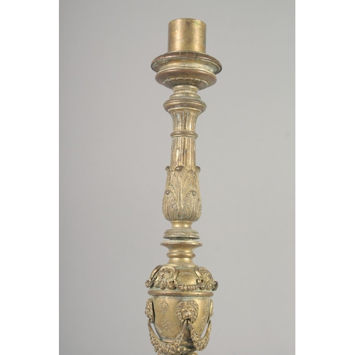 1242 - A GOOD SET OF FOUR 18TH CENTURY VENETIAN GILT BRONZE ALTER STYLE CANDLESTICKS with a cylindrical sco... 