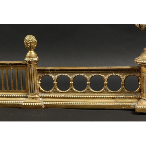 1312 - A VERY GOOD 19TH CENTURY BRASS FRENCH FENDER with pierced grill, urn finials and pineapples 4ft 7ins... 