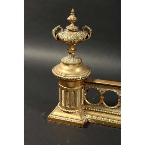 1312 - A VERY GOOD 19TH CENTURY BRASS FRENCH FENDER with pierced grill, urn finials and pineapples 4ft 7ins... 