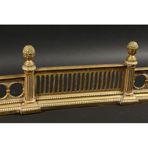 1312 - A VERY GOOD 19TH CENTURY BRASS FRENCH FENDER with pierced grill, urn finials and pineapples 4ft 7ins... 