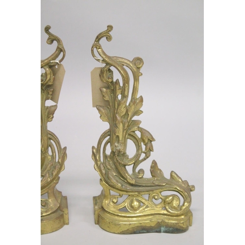 1330 - A GOOD PAIR OF 19TH CENTURY CAST BRASS CHENETS with acanthus decoration. 1ft 1ins high, 9ins wide.... 