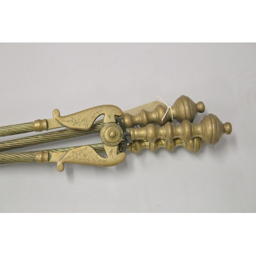 1333 - A SET OF THREE VICTORIAN BRASS FIRE IRONS.