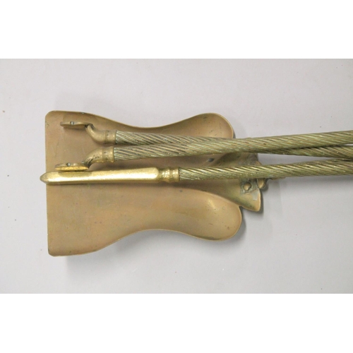 1333 - A SET OF THREE VICTORIAN BRASS FIRE IRONS.