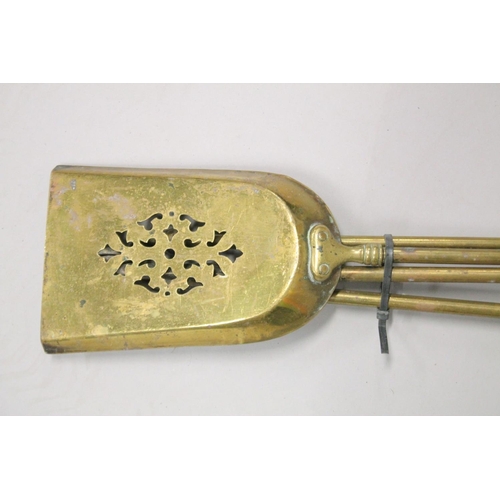 1334 - A SET OF THREE VICTORIAN BRASS FIRE IRONS.