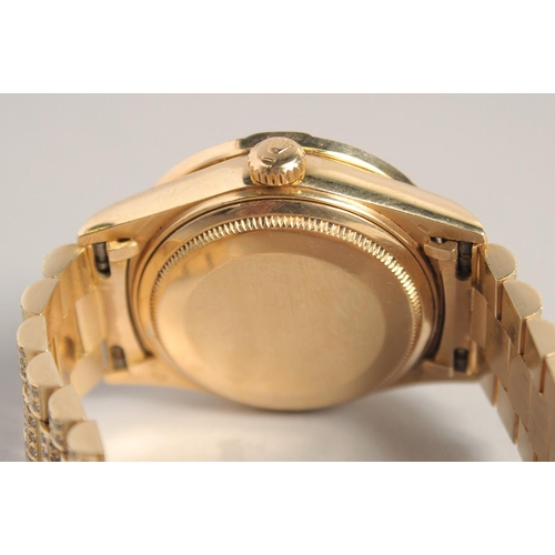 1351 - A SUPERB 18K GOLD DIAMOND SET DAY DATE WRISTWATCH, complete with invoice account from Watches of Swi... 