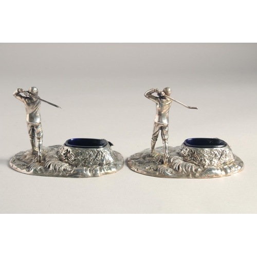 1369 - A PAIR OF SILVER PLATED GOLFER SALTS with blue liners.