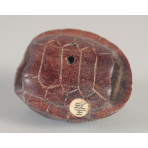 1394 - A CARVED WOOD TURTLE AND RATS NETSUKE. 1.5ins.