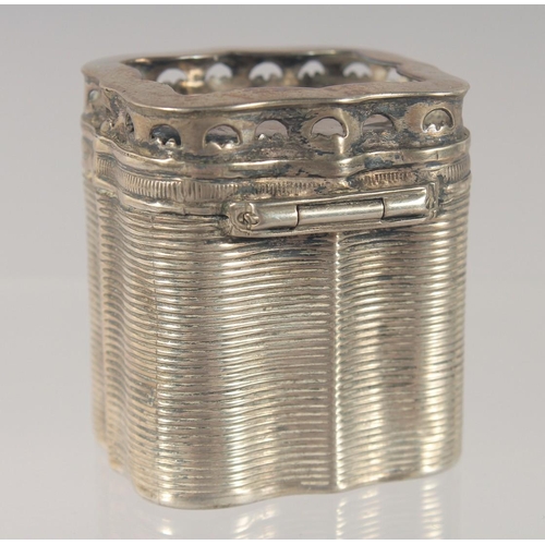 1446 - A DUTCH SILVER PILL BOX with ribbed decoration. 4cm high.