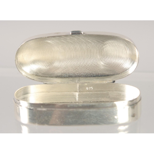 1481 - A SMALL SILVER OVAL PILL BOX with an enamel oval of The Hunt. 0.75ins x 1.75ins.